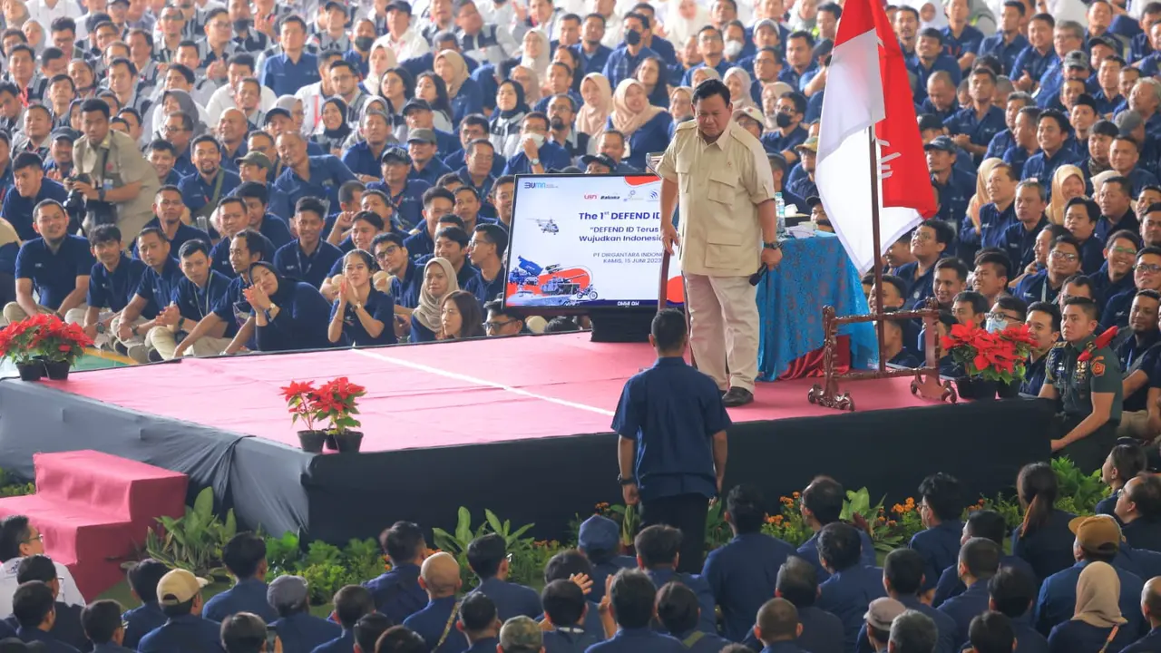 Menteri Pertahanan (Menhan) Prabowo Subianto saat menyapa ribuan karyawan holding industri di PT Dirgantara Indonesia (PTDI), Bandung, Kamis (15/6/2023).
