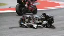 Motornya terpental hingga renyek dan kedua rodanya terlepas. Hal tersebut membuat marshall mengibarkan bendera merah. (AFP/Daniel Ballarin)