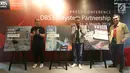 CEO UnionSPACE Albert Goh, Direktur Bank DBS Indonesia Rudy Tandjung dan Founder Accurate Darwin Tjoe menuliskan pesan misi Live more, Bank less terkait tujuan dan solusi ekosistem dalam mendukung perkembangan UKM di Indonesia. (Liputan6.com/Fery Pradolo)