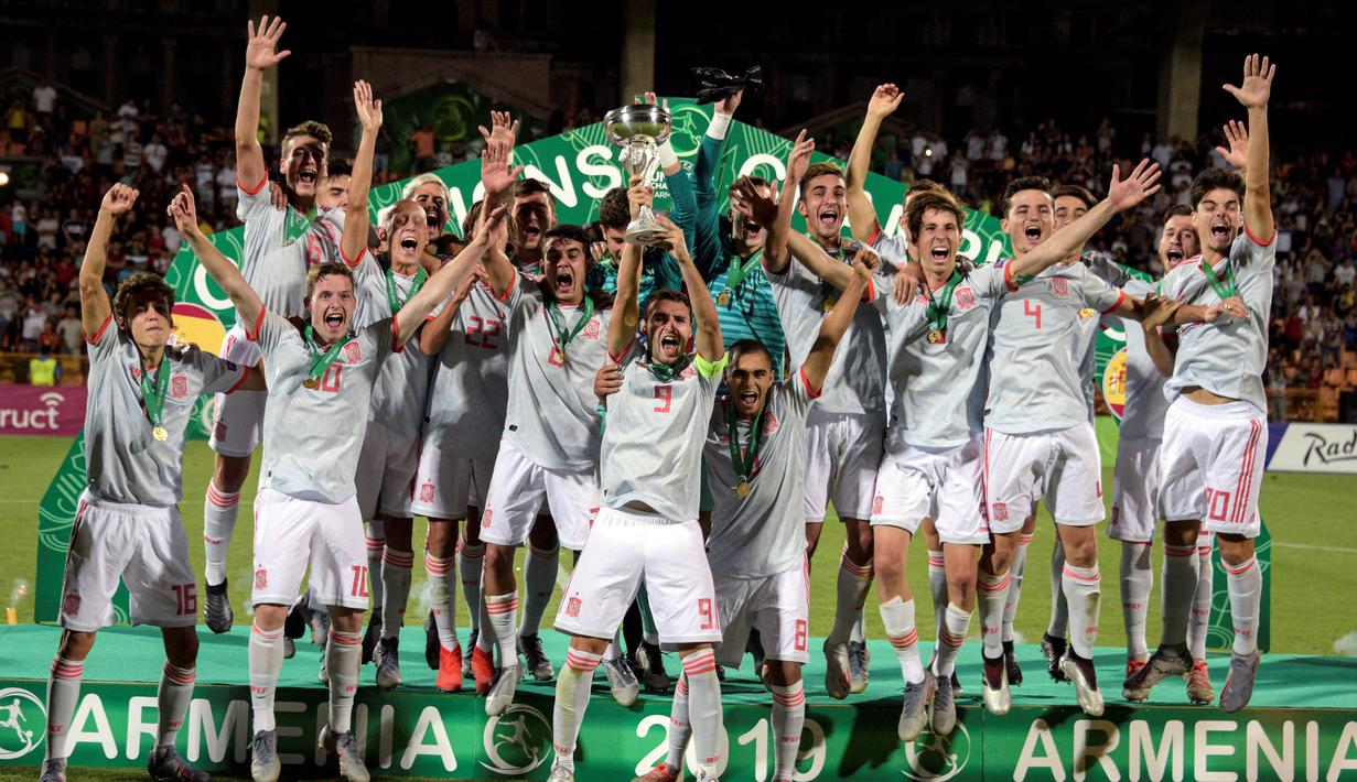 Para pemain Spanyol merayakan gelar juara Piala Eropa U-19 usai mengalahkan Portugal di Yerevan, Armenia, Sabtu (27/7). Spanyol menang 2-0 atas Portugal. (AFP/Karen Minasyan)