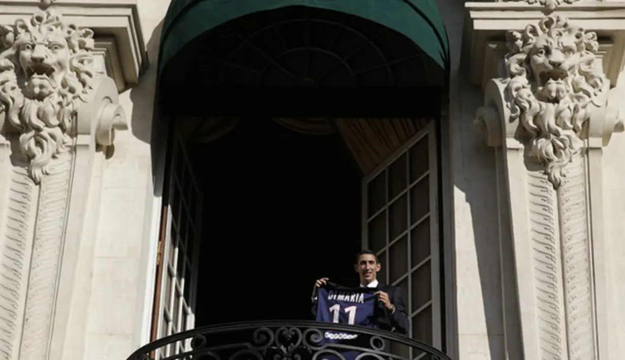 Gelandang asal Argentina diperkenalkan sebagai pemain baru Paris Saint Germain di Paris, Prancis, Kamis (6/8/2015). Di Maria pindah dari MU ke PSG dengan nilai transfer sekitar 63 juta Euro. (AFP Photo/Kenzo Tribouillard)
