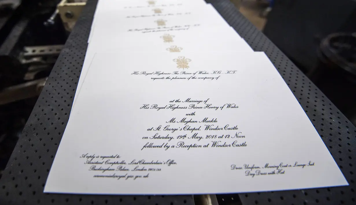 Undangan pernikahan Pangeran Harry dan Meghan Markle yang dicetak oleh perusahaan Barnard and Westwood di London, Inggris, Kamis (22/3). Terdapat stampel logo kerajaan dengan warna emas serta bagian ujung undangan dilapisi warna emas. (AP Photo)