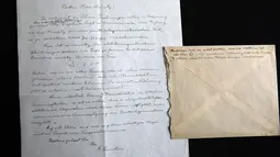 Surat yang ditulis tangan oleh Albert Einstein mengenai rumusan "Tahap Ketiga Teori Relativitas" di rumah lelang Winner, Yerusalem, Selasa (6/3). Surat itu ditulis pada salah satu 'periode paling gelisah dalam karier ilmiah Einsten'. (MENAHEM KAHANA/AFP)