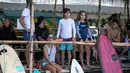 Para wisatawan menonton Kontes Selancar Phuket 2020 di Pantai Kalim di Phuket, Thailand (14/9/2020). Acara yang berlangsung selama tiga hari itu merupakan bagian dari kampanye pemerintah Thailand untuk mempromosikan pariwisata dan merangsang perekonomian. (Xinhua/Zhang Keren)