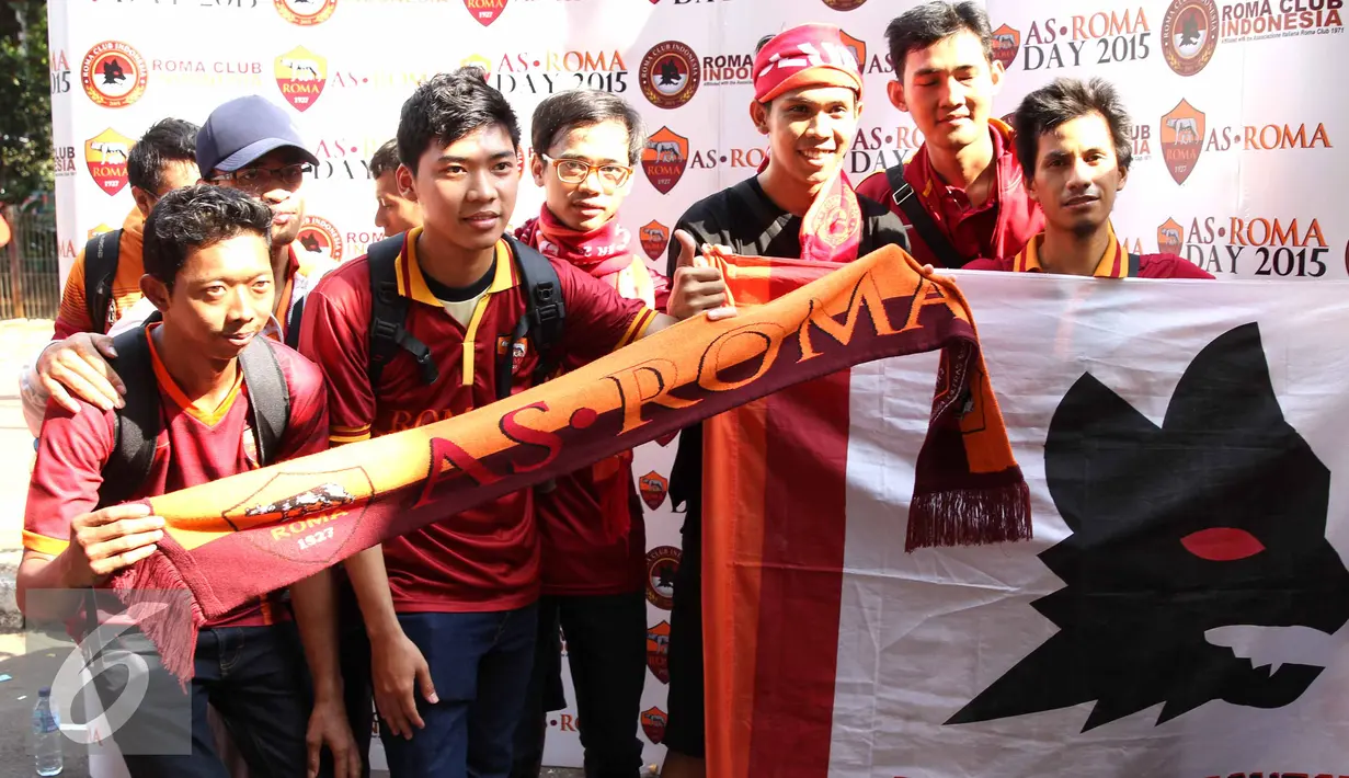 Sejumlah suporter AS Roma berpose bersama sebelum menyaksikan tim kesayangannya bertanding di Gelora Bung Karno, Jakarta, Sabtu (25/7/2015). Tim berjuluk Giallorossi akan menggelar pertandingan intern antara skuadnya. (Liputan6.com/Herman Zakharia)