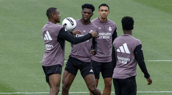 Aurelien Tchouameni tampak dalam latihan skuad Real Madrid menjelang laga El Clasico melawan Barcelona pada Sabtu (09/05/2026) waktu setempat. (AFP/Oscar Del Pozo)