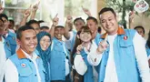 Di nomor urut satu pasangan cabup dan cawabup Kabupaten Bandung Barat (KBB) ada Didik Agus Triwiyono dan Gilang Dirga. Mereka juga didampingi oleh istri masing-masing saat datang ke acara debat perdana pilbup Bandung Barat. Didik dan Gilang Dirga kompak kenakan rompi ala Dilan dengan kemeja putih sebagai inner. (Liputan6.com/IG/@didik.gilangdirga)