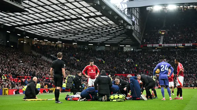 Foto: Terancam Absen Lama, Momen Lisandro Martinez Mengeram Kesakitan saat MU Ditumbangkan Crystal Palace di Liga Inggris