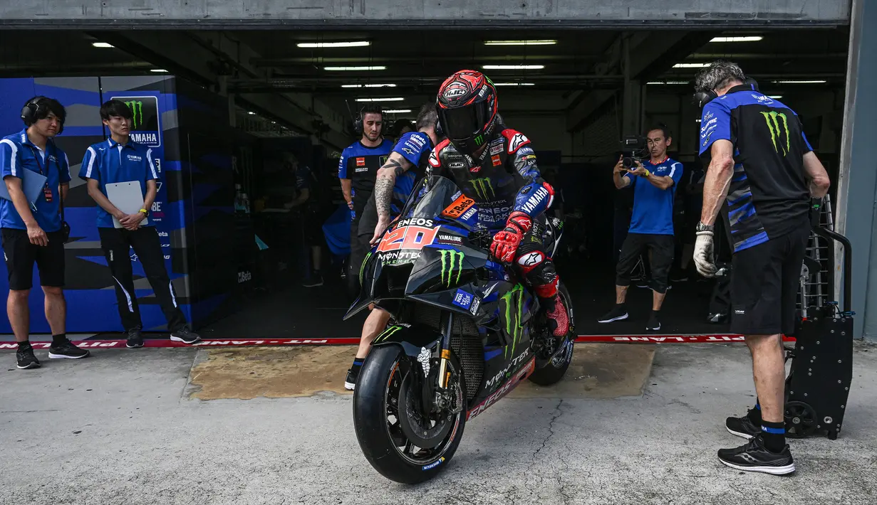 Pebalap Yamaha Monster Energy, Fabio Quartararo memacu motornya meninggalkan pit lane saat sesi tes pramusim MotoGP 2023 yang berlangsung di Sirkuit Sepang, Malaysia, Sabtu (10/02/2023). Seperti sebelumnya, hanya ada lima tes pramusim resmi yang diizinkan, yaitu di Malaysia (10-12 Februari) dan Portugal (11-12 Maret). (AFP/Mohd Rasfan)