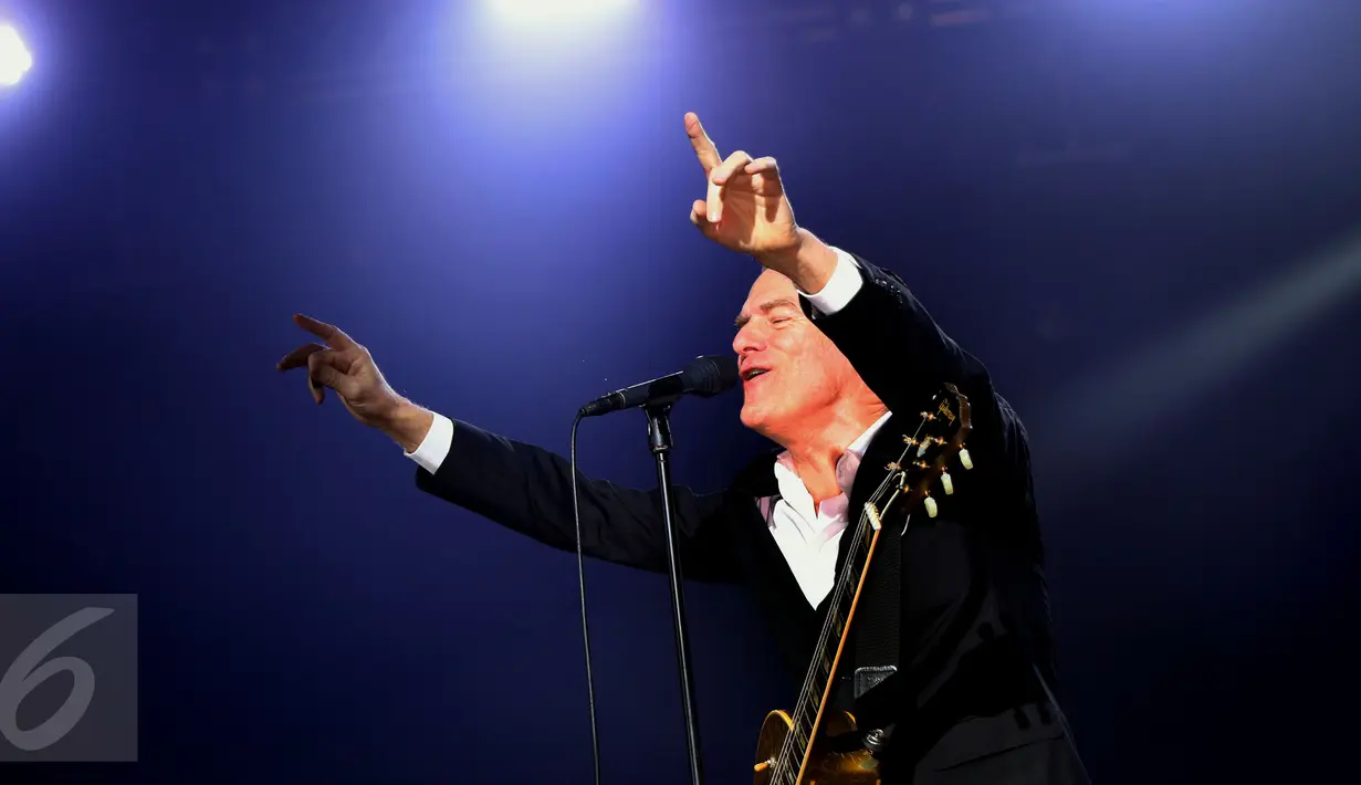 Penyanyi asal Kanada, Bryan Adams saat menyanyikan lagu pertama pada konser "Get Up Tour" di Jakarta, Senin (16/1). Indonesia menjadi negara pertama konser Bryan Adams untuk kawasan Asia. (Liputan6.com/Helmi Fithriansyah)