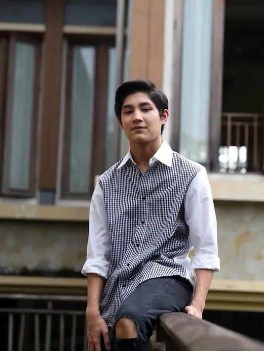 Teuku Rasya kini pintar membagi waktu antara pendidikan dan karier musiknya. (Adrian Putra/Bintang.com)