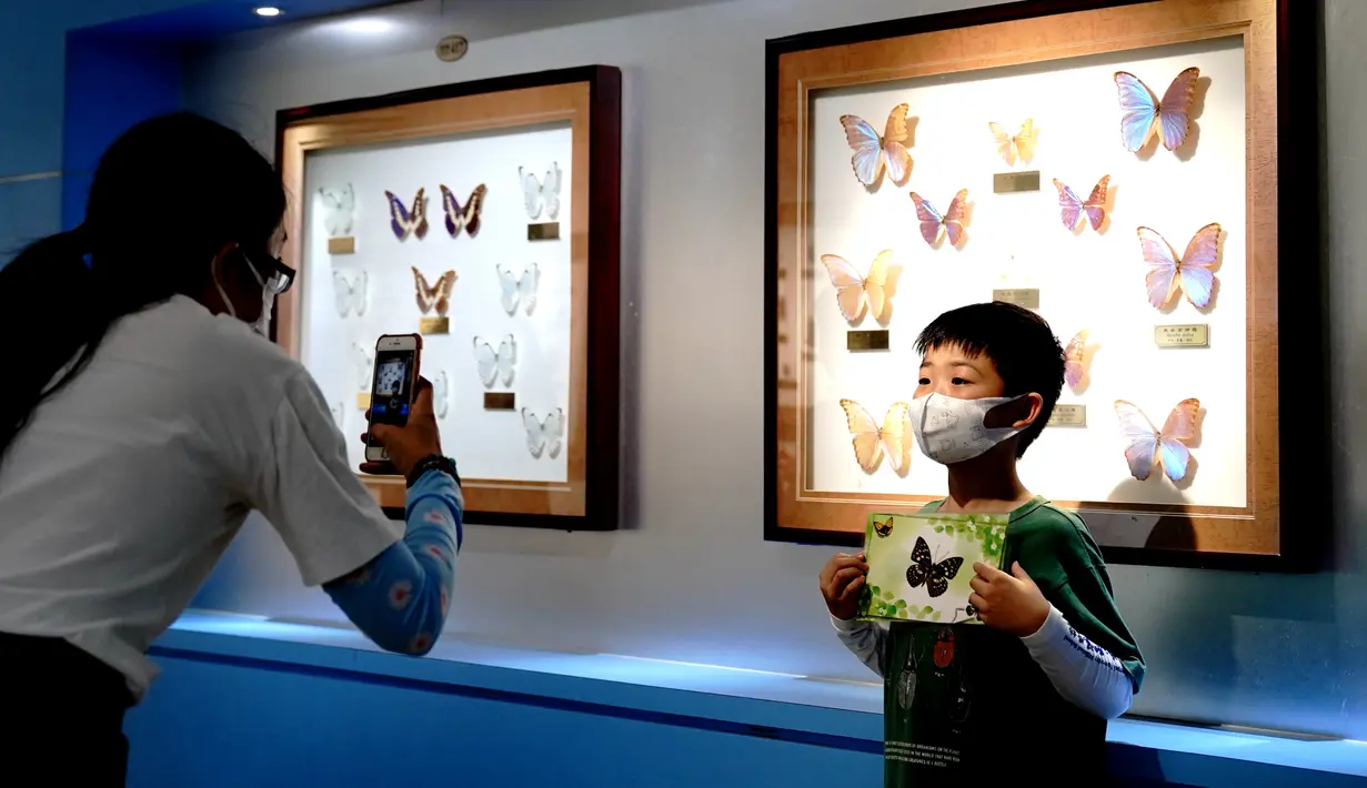 Orang-orang mengunjungi Museum Entomologi Shanghai di Shanghai, China timur (24/8/2020). Selama Festival Sains Shanghai yang berlangsung dari 23-29 Agustus, Museum Entomologi Shanghai akan menyuguhkan livestreaming tentang sains, pengalaman interaktif. (Xinhua/Zhang Jiansong)