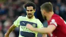 Pemain Manchester City, Ilkay Gundogan (kiri) mengontrol bola selama pertandingan sepak bola Liga Inggris antara Liverpool dan Manchester City di Stadion Anfield, Liverpool, Minggu (16/10/2022). (AP Photo/Jon Super)