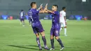 Pemain Persita Tangerang, Ramiro Fergonzi, bersama Ezequiel Vidal, melakukan selebrasi saat melawan Arema FC pada laga BRI Liga 1 di Stadion Indomilk Arena, Tangerang, Rabu (13/3/2024). (Bola.com/M. Iqbal Ichsan)
