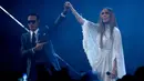 Jennifer Lopez  berduet dengan suaminya, Marc Anthony saat membawakan lagu "Olvidame Y Pega La Vuelta"  dalam Latin Grammy Awards ke-17 di Las Vegas, Nevada, AS, (17/11).  (REUTERS/Mario Anzuoni)