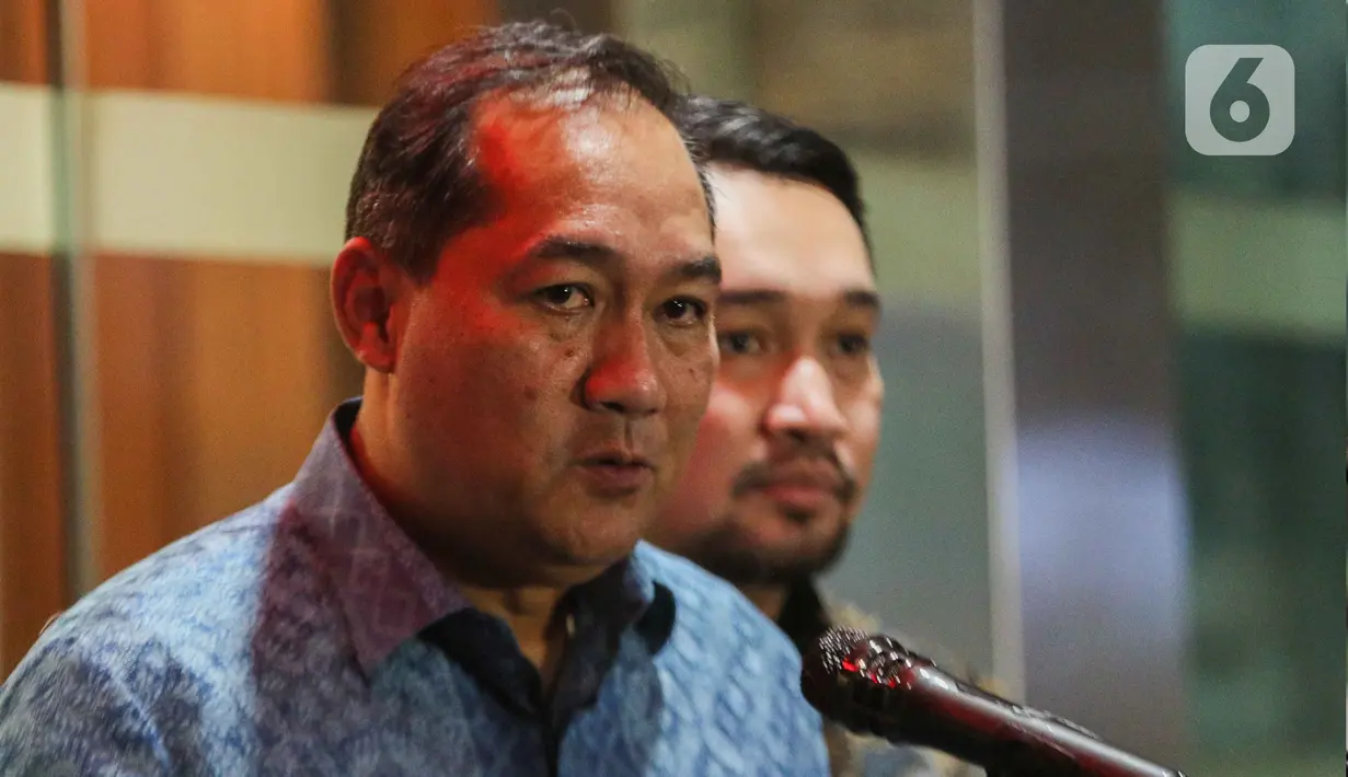 Sesaat sebelum meninggalkan kawasan markas Kejagung, Lutfi memberikan keterangan kepada wartawan yang menunggu di luar kantor jaksa itu. (Liputan6.com/Faizal Fanani)