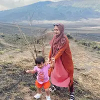 Saat di bromo kedua kompak mengenakan pakaian pink dan oranye. Moana dengan kaos pink dipadukan celana oranyenya.&nbsp; [@riaricis1795]