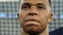 Raut kecewa pemain PSG, Kylian Mbappe setelah timnya kalah dari Borussia Dortmund pada laga leg kedua semifinal Liga Champions 2023/2024 di Parc des Princes, Paris, Prancis, Rabu (08/05/2024) dini hari WIB. (AFP/Franck Fife)