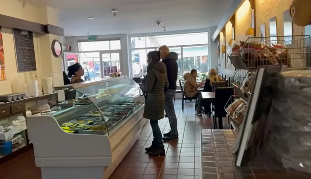 Shireen bersama anak-anak yang mengunjungi mamanya di Belanda tampak ikut membantu melayani para pengunjung. Tampak beberapa meja dan kursi untuk makan. Tidak hanya didalam, di luar juga terdapat beberapa meja dan kursi yang disediakan. [Youtube/The Sungkars]