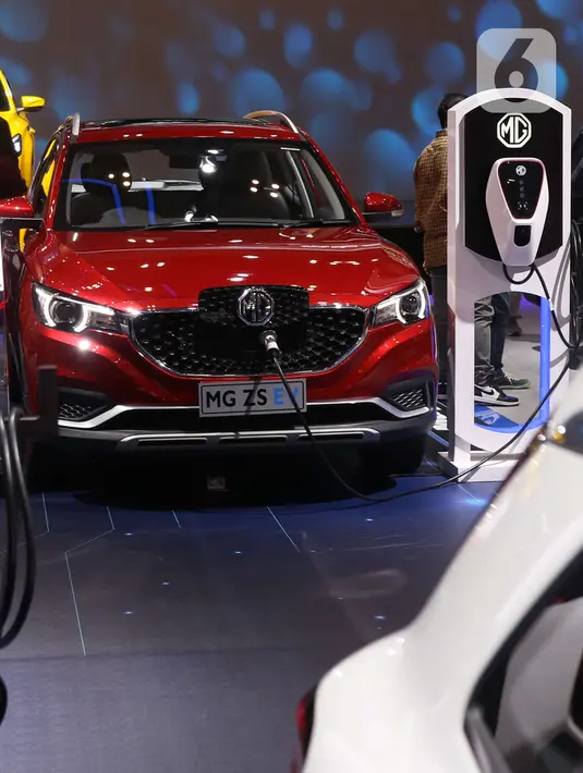 Mobil listrik MG ZS EV yang dipamerkan pada ajang pameran Gaikindo Indonesia International Auto Show (GIIAS) 2021 di ICE BSD, Tangerang, Banten, Senin (15/11/2021). Para produsen otomotif berlomba menampilkan ragam mobil listrik untuk disajikan kepada para pelanggan. (Liputan6.com/Angga Yuniar)