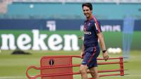 Pelatih Paris Saint-Germain, Unai Emery, memimpin langsung sesi latihan di Miami, Selasa (25/7/2017). Paris Saint-Germain akan menghadapi Juventus pada laga turnamen pramusim bertajuk International Champions Cup 2017 di AS. (AP/Lynne Sladky)