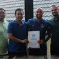 Striker baru PSIS Semarang asal Brasil, Claudir Marini (kedua dari kanan) usai penandatanganan kontrak. (Official PSIS)