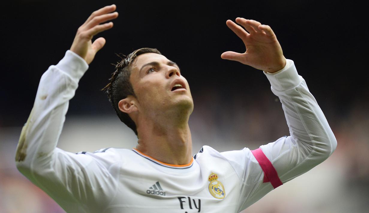 6. Cristiano Ronaldo melampiaskan kekecewaan setelah gagal membobol gawang Malaga saat laga La Liga di Stadion Santiago Bernabeu. (AFP/Pierre-Philippe Marcou)