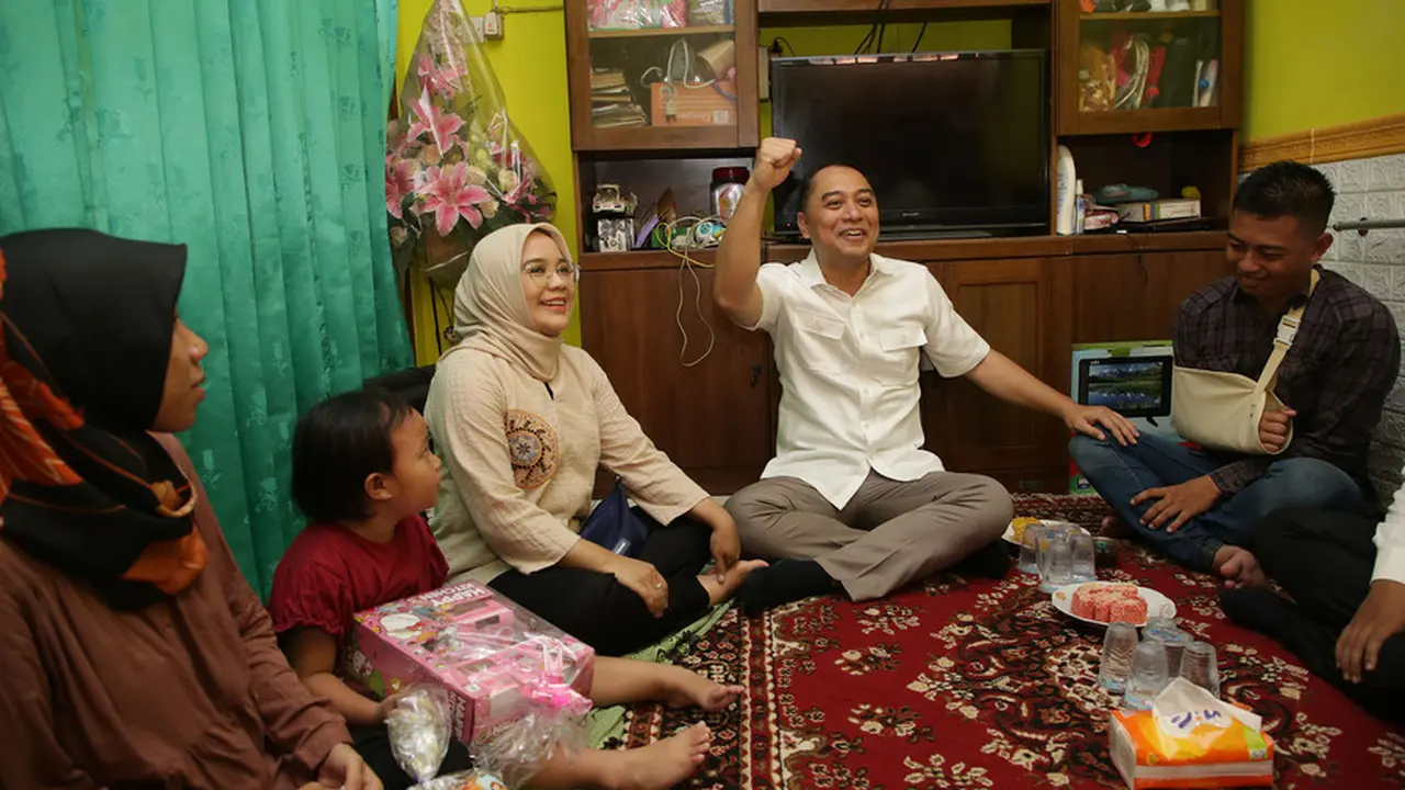 Eri Cahyadi saat menjengut anggota Satpol PP korban pemukulan buruh demo UMK. (Istimewa)