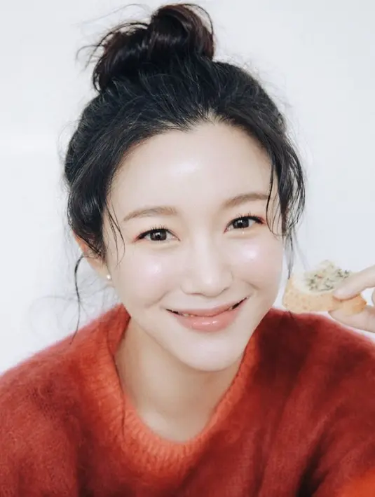 Ia juga tampil glassy skin dengan gaya rambut bundnya. (@xx__dain)