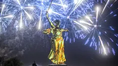 Patung The Motherland Calls dihiasi kembang api saat perayaan 73 tahun kemenangan Rusia dalam Perang Dunia II di Volgograd (8/5). Rusia memperingati 73 tahun kemenangan atas Nazi Jerman dalam Perang Dunia II yang jatuh pada 9 Mei. (AFP/Mladen Antonov)
