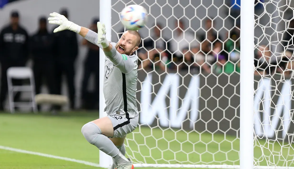 Andrew Redmayne. Kiper Australia milik Sydney FC ini mampu mengantar negaranya lolos ke Piala Dunia 2022 Qatar usai menyingkirkan Peru di babak play-off antar-benua. Dalam laga satu leg yang digelar di Qatar (13/6/2022), Austraia berhasil menyingkirkan Peru 5-4 via adu penalti setelah skor 0-0 bertahan hingga waktu normal usai. Andrew Redmayne yang sengaja dimasukkan pada menit akhir perpanjangan waktu menggantikan Mathew Ryan untuk menghadapi adu penalti berhasil menggagalkan eksekusi ke-5 Peru yang dilakukan oleh Alex Valera. (AFP/Mustafa Abumunes)