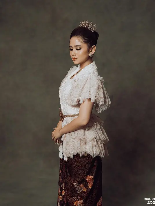 Tissa Biani menunjukkan pesona elegannya dalam balutan kebaya modern dengan detail ruffle lace yang apik. Kebaya rancangan @dimassinggih itu dipadukan dengan aksesori mewah dari @rinaldyyunardi. [@riomotret].