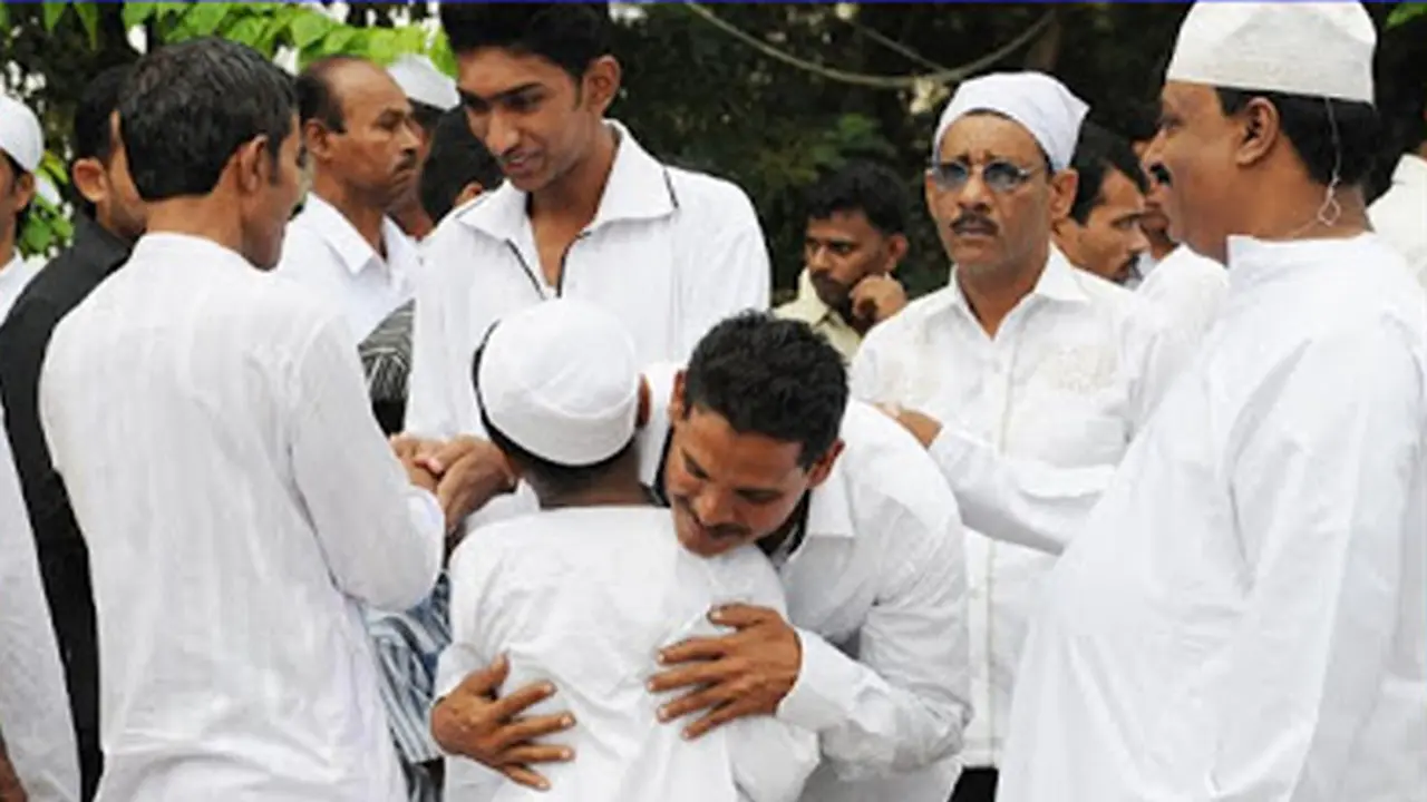 Hukum Bersalaman Setelah Sholat Idul Fitri