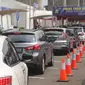 Antrean kendaraan untuk melakukan rapid tes antigen dengan sistem "drive thru" di Km 34 B Tol Jakarta - Cikampek, Cikarang, Sabtu (22/5/2021). Polda Metro Jaya memprediksi puncak arus balik mudik Lebaran ke DKI Jakarta akan terjadi pada akhir pekan ini, 21-23 Mei 2021. (Liputan6.com/Herman Zakharia)