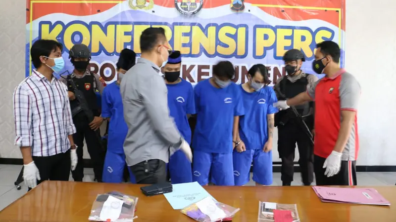 4 remaja di Kebumen ditangkap lantaran edarkan psikotropika alias pil koplo jenis hexymer. (Foto: Liputan6.com/Polres Kebumen)