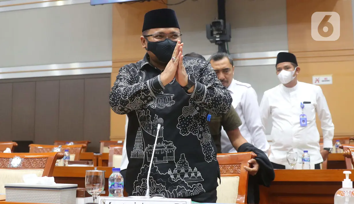 Menteri Agama Yaqut Cholil Qoumas bersiap mengikuti rapat kerja dengan Komisi VIII DPR RI di Kompleks Parlemen, Senayan, Jakarta, Selasa (31/5/2022). Rapat tersebut membahas persiapan pelaksanaan ibadah haji dan alokasi quota pengawas haji tahun 1443H/2022M. (Liputan6.com/Angga Yuniar)