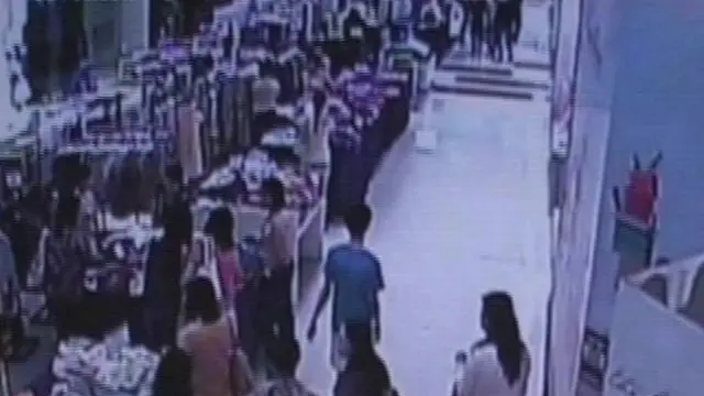 3 Pencopet Wanita Terekam CCTV Ketika Beraksi di Mal