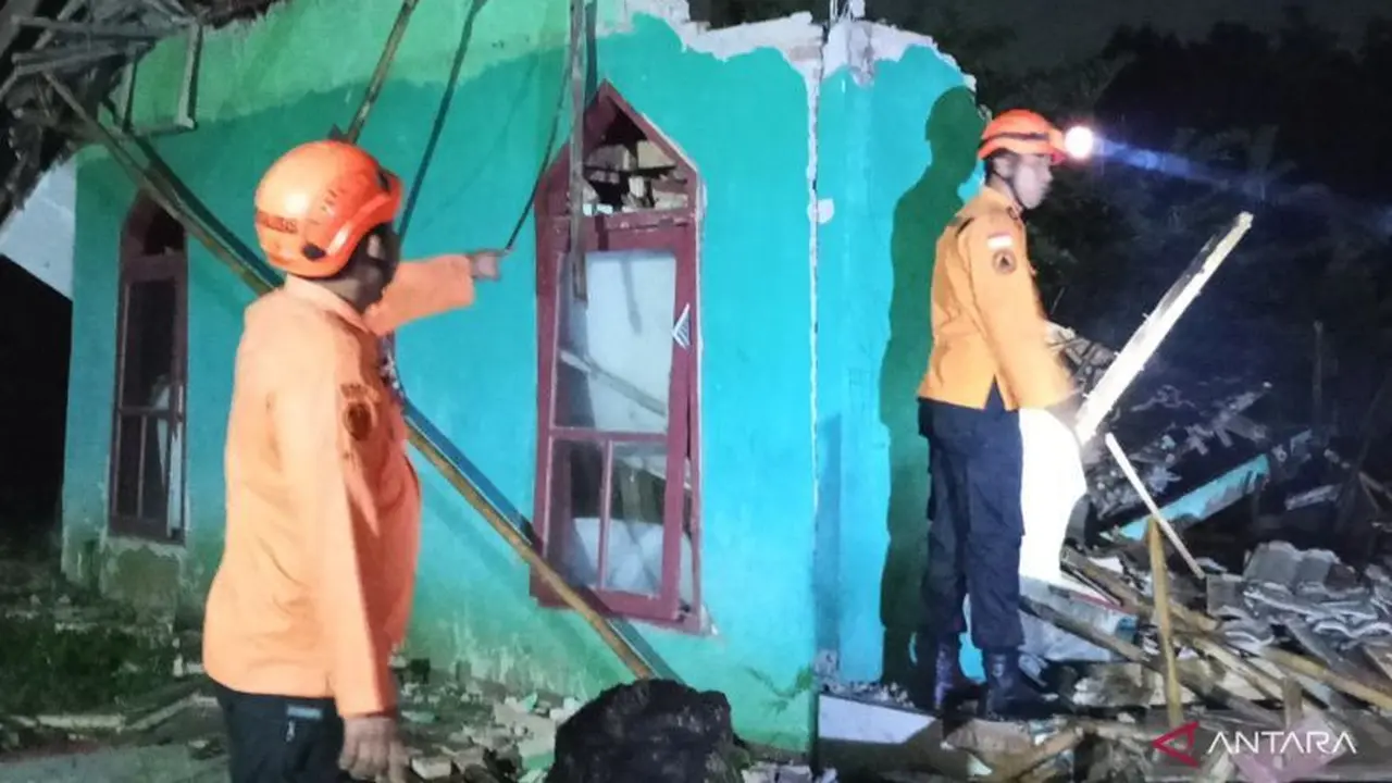 Musala di Bekasi roboh akibat guncangan gempa