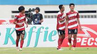 Pemain Madura United, Malik Risaldi (kanan), merayakan gol setelah mencetak gol ke gawang Persikabo 1973 dalam laga pekan kesembilan BRI Liga 1 2023/2024 di Stadion Wibawa Mukti, Cikarang, Sabtu (19/8/2023). (Bola.com/Abdul Aziz)