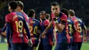 Pemain Barcelona, Ferran Torres melakukan selebrasi bersama rekan-rekannya setelah mencetak gol ke gawang Osasuna dalam laga lanjutan Liga Spanyol 2024/2025 di Estadi Olimpic Lluis Companys, Barcelona, Spanyol, Jumat (27/03/2025) waktu setempat. (AFP/Lluis Gene)