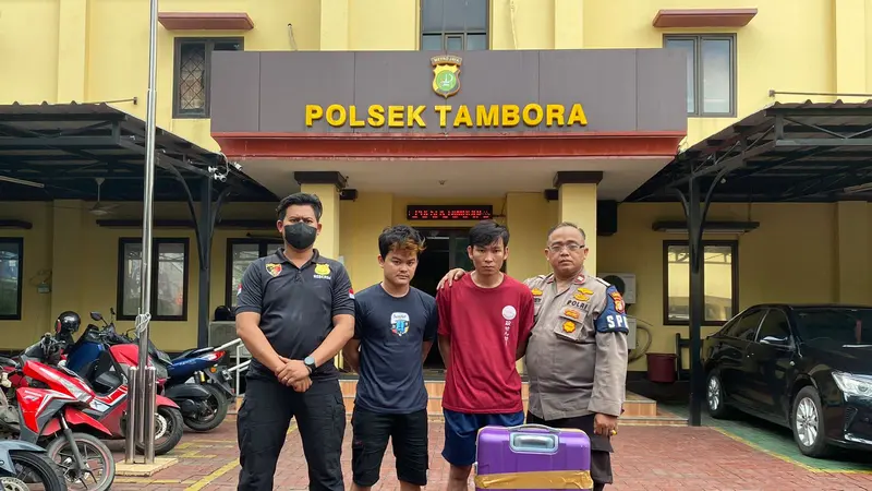 Polisi menangkap dua pelaku pencurian di mal di Jakarta Barat.