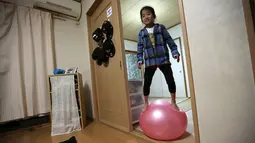 Mahiro Takano ketika bermain bola di rumahnya di Nagaoka, Niigata, Jepang, 18 November 2015. Hobi bela diri karatenya tersebut bahkan membuatnya tidak sempat menikmati masa bermain seperti anak-anak pada umumnya. (dailymail.co.uk)