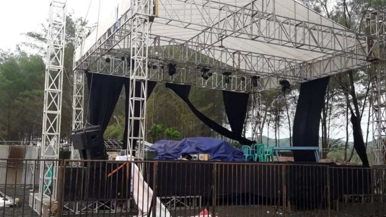 Panggung Bejazz Sodong Culture Symphony rusak diterjang angin langkisau. (Foto: Liputan6.com/BPBD Cilacap/Muhamad Ridlo)