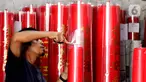 Pekerja menyelesaikan pembuatan lilin di Karawaci, Kota Tangerang, Banten, Jumat (28/1/2022). Jelang Hari Raya Imlek, produksi lilin yang dijual dari harga Rp14 ribu hingga Rp20 juta tersebut meningkat hingga lima kali lipat dibanding hari biasanya. (Liputan6.com/Angga Yuniar)