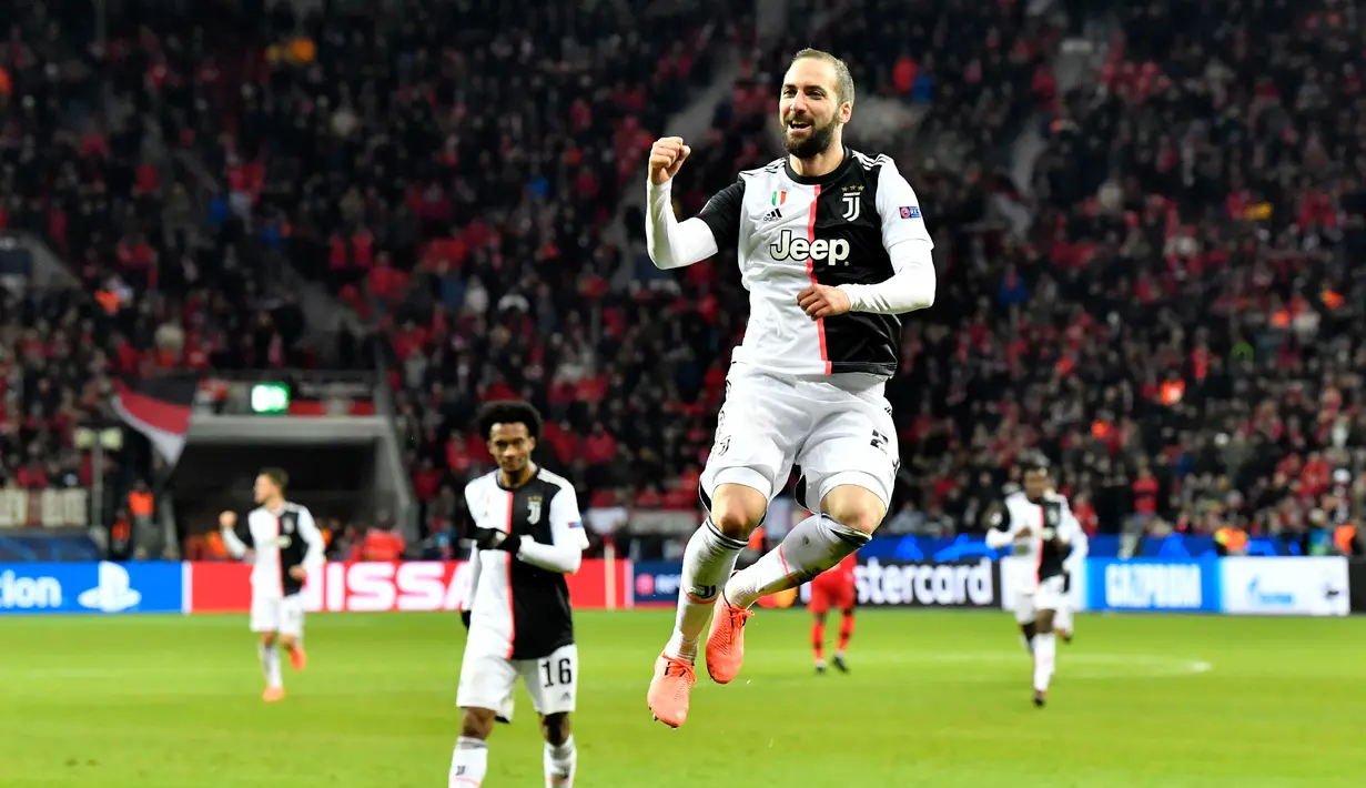 Penjaga gawang Bayer Leverkusen Lukas Hradecky gagal menghalau bola yang dilesakkan pemain Juventus Gonzalo Higuain pada pertandingan Grup D Liga Champions di Bay Arena, Leverkusen, Jerman, Rabu (11/12/2019). Gol Ronaldo dan Higuain bawa Juventus menang 2-0. (AP Photo/Martin Meissner)