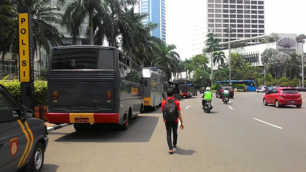 Driver Gojek berunjuk rasa di Bundaran HI, Water Canon disiapkan