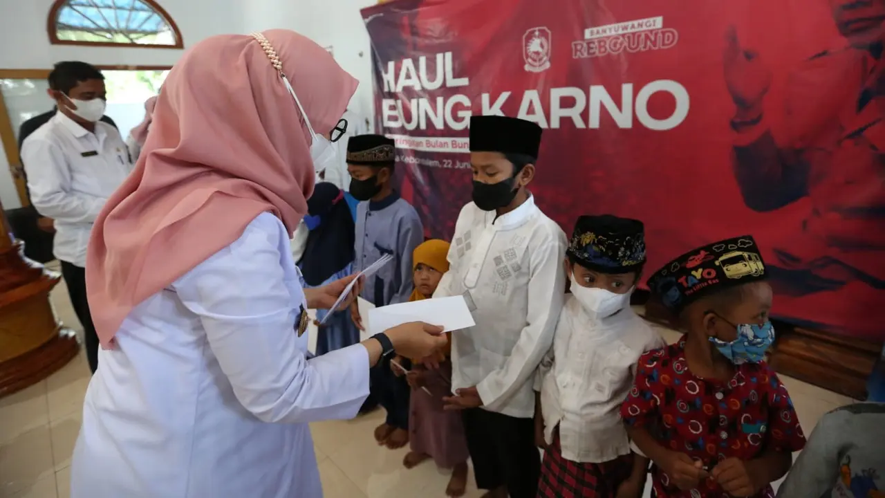 Bupati Banyuwangi Ipuk Fiestiandani beri santunan anak yatim piatu dalam acara Haul Bungkarno (Istimewa)