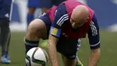 Presiden FIFA yang baru Gianni Infantino bermain bola saat pertandingan persahabatan di markas FIFA, Zurich , Swiss 29 Februari 2016. Pertandingan diikuit oleh karyawan dan para tamu yang di undang. (REUTERS / Arnd Wiegmann)
