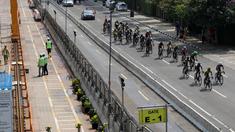 Pekerja mulai sibuk mengerjakan proyek MRT saat balapan Tour de Jakarta berlangsung di Bundaran Hotel Indonesia, Jakarta, Sabtu (30/7/2016). (Bola.com/Nicklas Hanoatubun)