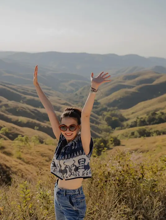 Rompi yang sama dikenakan Raline Shah saat menikmati pemandangan Sumba dari atas bukit. Ia padukan dengan celana jeans untuk terlihat kasual [@ralineshah]